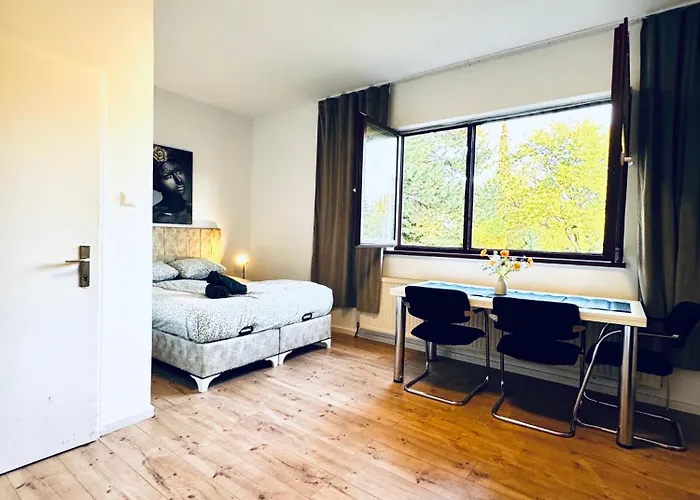 8br Apt, With Garden & Tarrace, Sleeps 17 *