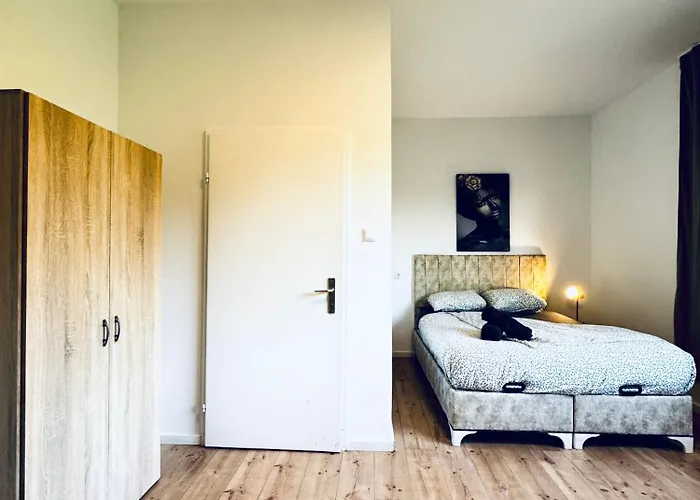 8br Apt, With Garden & Tarrace, Sleeps 17