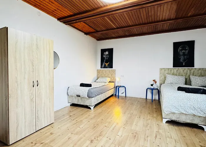 8br Apt, With Garden & Tarrace, Sleeps 17