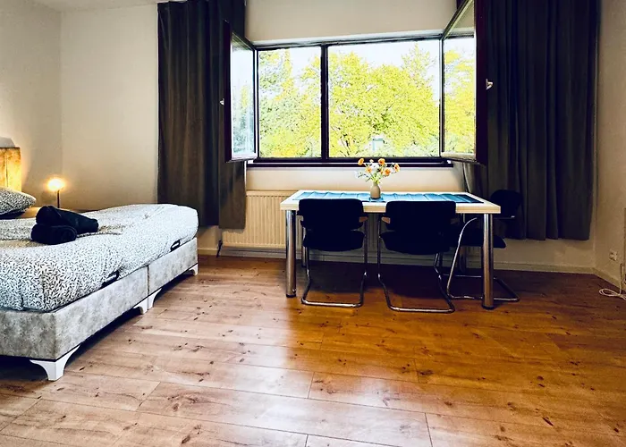 8br Apt, With Garden & Tarrace, Sleeps 17
