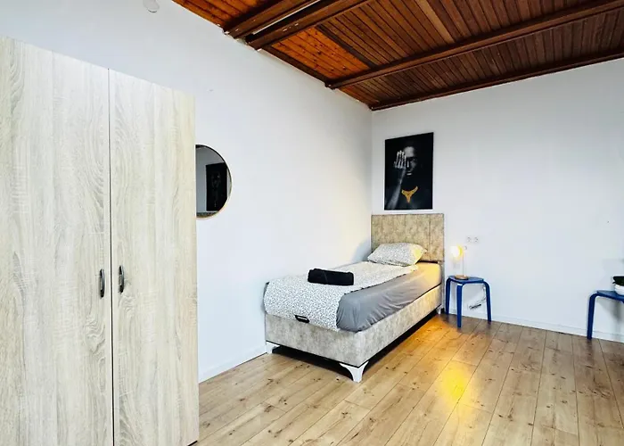 8br Apt, With Garden & Tarrace, Sleeps 17 Apartment *