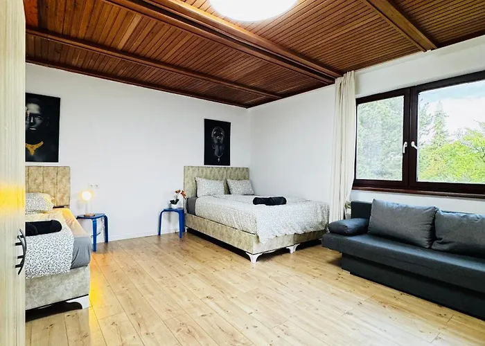 8br Apt, With Garden & Tarrace, Sleeps 17 Apartment *