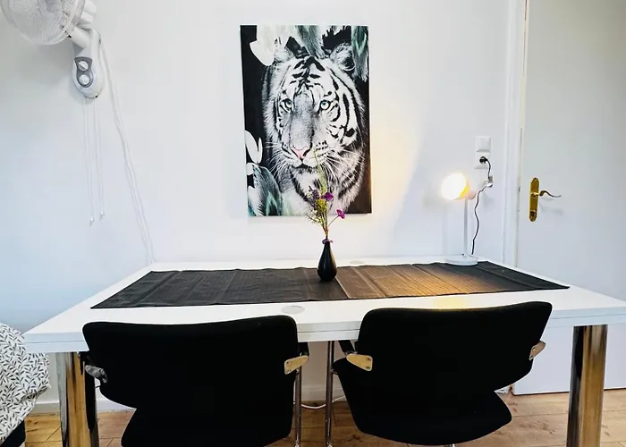 8br Apt, With Garden & Tarrace, Sleeps 17 *
