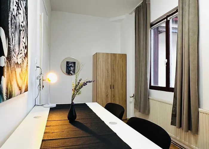 Apartment 8br Apt, With Garden & Tarrace, Sleeps 17 *
