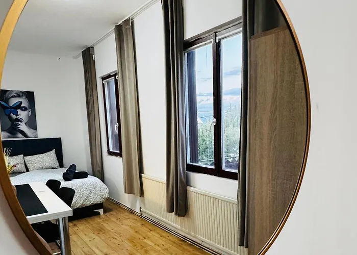 8br Apt, With Garden & Tarrace, Sleeps 17