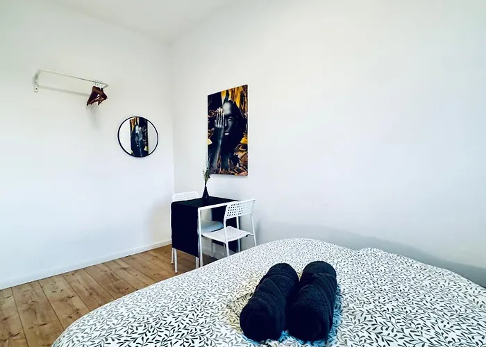 8br Apt, With Garden & Tarrace, Sleeps 17