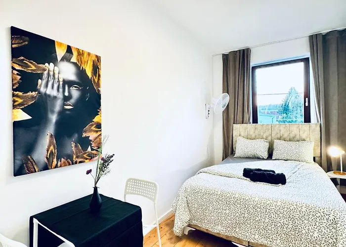 Apartment 8br Apt, With Garden & Tarrace, Sleeps 17 *