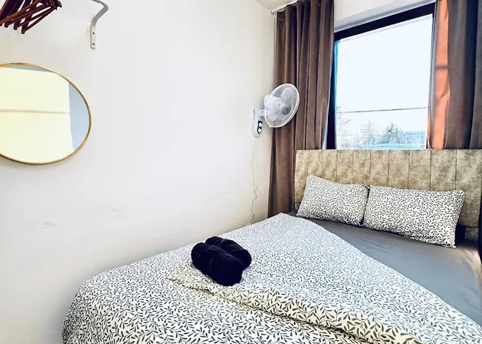 Apartment 8br Apt, With Garden & Tarrace, Sleeps 17 *