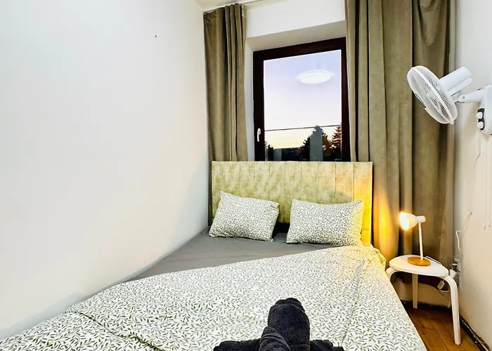 Apartment 8br Apt, With Garden & Tarrace, Sleeps 17 *
