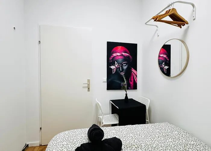 Apartment 8br Apt, With Garden & Tarrace, Sleeps 17 *